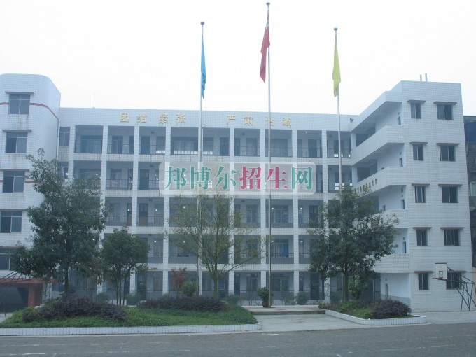 南充信息工程職業(yè)學(xué)校2016年報名條件、招生對象