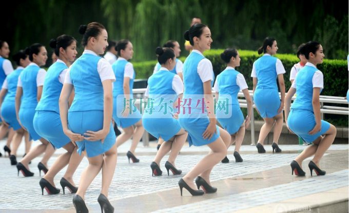 成都哪些大學有空中乘務(wù)大專
