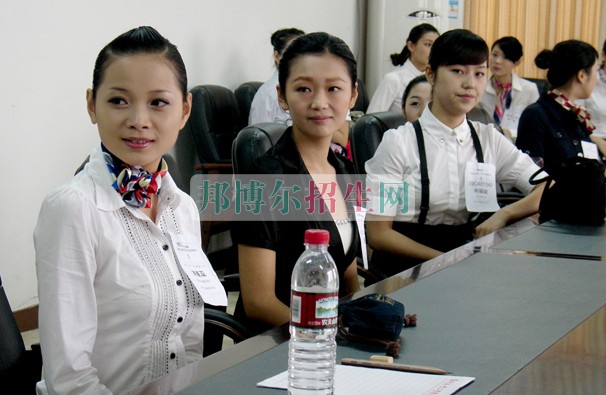 成都內(nèi)空中乘務(wù)好的大專(zhuān)排名