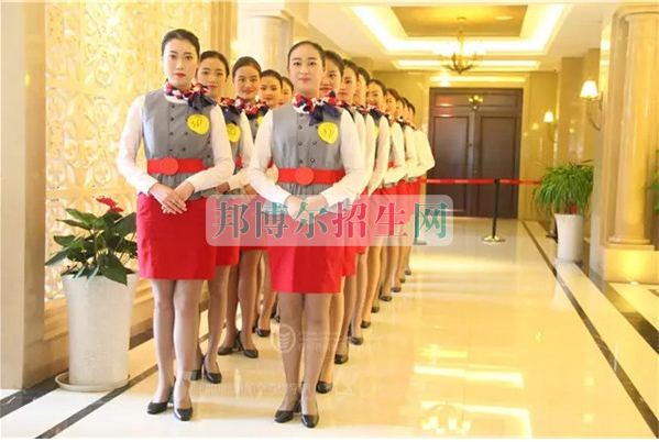 成都航空旅游職業(yè)學(xué)校開(kāi)啟新學(xué)期首場(chǎng)招聘，場(chǎng)面火爆美女如云