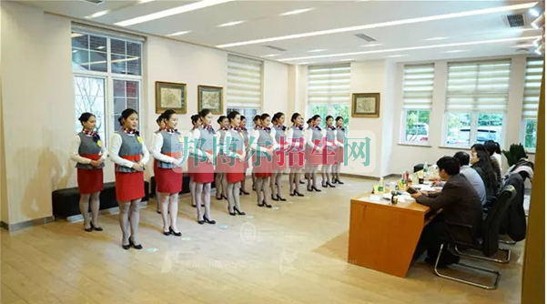 成都航空旅游職業(yè)學(xué)校開(kāi)啟新學(xué)期首場(chǎng)招聘，場(chǎng)面火爆美女如云