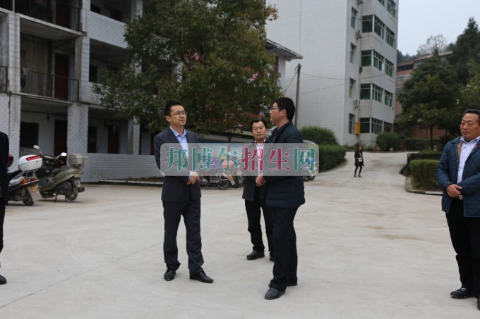 縣教科體局黨委書記、局長馮遼平深入平昌縣西興職業(yè)中學(xué)調(diào)研