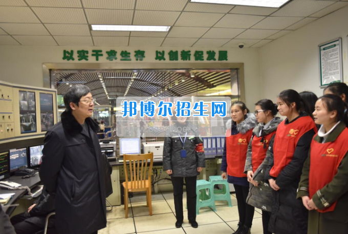 重慶公共運(yùn)輸職業(yè)學(xué)院領(lǐng)導(dǎo)帶隊慰問軌道志愿者