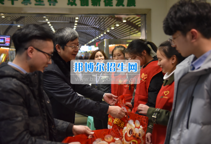 重慶公共運(yùn)輸職業(yè)學(xué)院領(lǐng)導(dǎo)帶隊慰問軌道志愿者