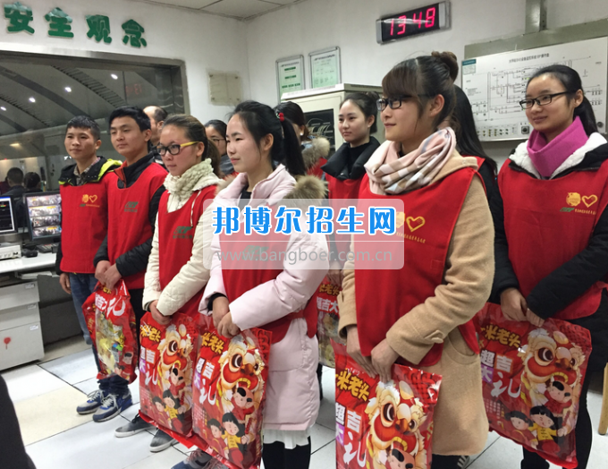 重慶公共運(yùn)輸職業(yè)學(xué)院領(lǐng)導(dǎo)帶隊慰問軌道志愿者