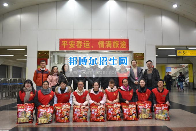 重慶公共運(yùn)輸職業(yè)學(xué)院領(lǐng)導(dǎo)帶隊慰問軌道志愿者
