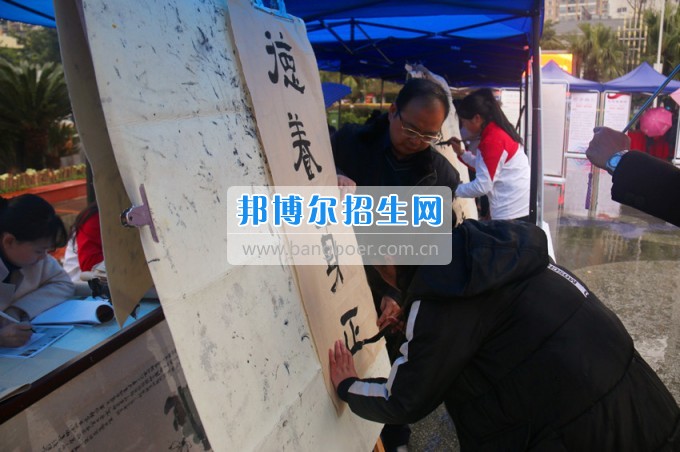 南充師范學(xué)?；ㄩ_滿堂盛世春——南充師范歡慶“三八”節(jié)