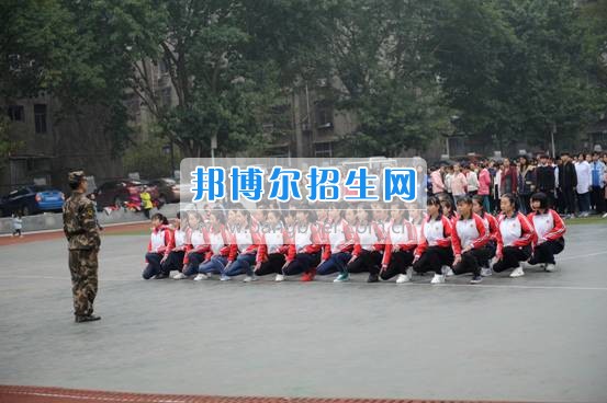 資陽師范學(xué)校隆重舉行新生軍訓(xùn)匯報(bào)表演 展示17級(jí)資師學(xué)子風(fēng)采