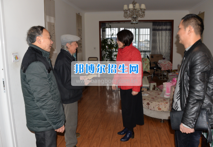 川南幼兒師范高等?？茖W(xué)校領(lǐng)導(dǎo)帶隊(duì)慰問生活困難教職工、老黨員和老干部