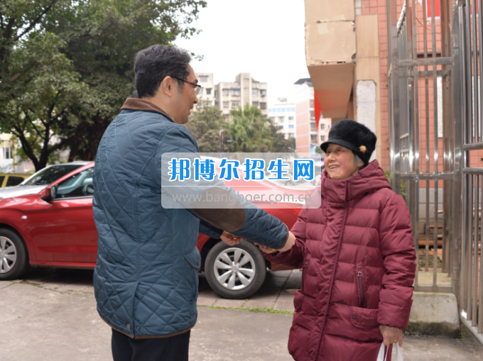 川南幼兒師范高等?？茖W(xué)校領(lǐng)導(dǎo)帶隊(duì)慰問生活困難教職工、老黨員和老干部