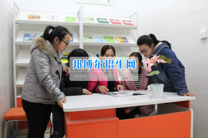 川南幼兒師范高等專科學校黨團工作站、圖書漂流站在學生公寓正式運行