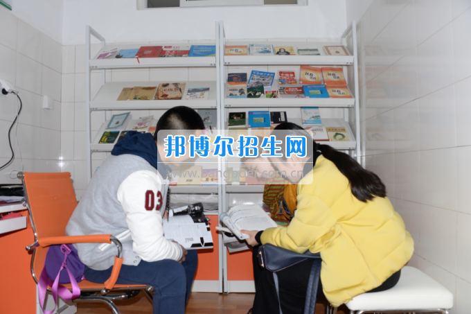 川南幼兒師范高等專科學校黨團工作站、圖書漂流站在學生公寓正式運行