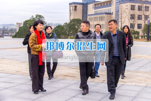 興義民族師范學(xué)院劉照惠校長率隊(duì)到省屬高?？疾旌笄诠芾砉ぷ? width=