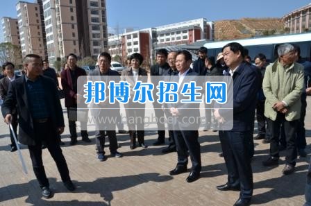 州委、州政府主要領(lǐng)導(dǎo)調(diào)研大理衛(wèi)校整體搬遷建設(shè)工作  2月10日下午，州委書記陳堅和州委副書記、州長楊健等領(lǐng)導(dǎo)蒞臨大理衛(wèi)校(大理護理職業(yè)學(xué)院)海東新校區(qū)，對學(xué)校整體搬遷項目建設(shè)情況進行實地調(diào)研，并在龍山國際會議中心主持召開推進大理衛(wèi)校(大理護理職業(yè)學(xué)院)整體搬遷建設(shè)專題會議。楊泓濤校長代表學(xué)校匯報了學(xué)校的工作情況，海開委、州衛(wèi)計委、州教育局、州財政局、州發(fā)改委、州委編辦、州人社局、州審計局等部門領(lǐng)導(dǎo)對大理衛(wèi)校(大理護理職業(yè)學(xué)院)整體搬遷建設(shè)情況進行了匯報說明。   會上,陳堅書記強調(diào),各主管部門要站在促進全州教育、衛(wèi)生事業(yè)發(fā)展的高度，加強協(xié)調(diào)聯(lián)動,幫助解決大理衛(wèi)校整體搬遷工作推進上的瓶頸問題,以高標準、嚴要求組織驗收和掃尾工作，保證施工安全、建筑安全及搬遷后的校園安全。楊健州長重申了實現(xiàn)整體搬遷的意義，并要求學(xué)校要在升格組建大理護理職業(yè)學(xué)院的同時，保留大理衛(wèi)校的牌子和教學(xué)優(yōu)勢，不斷提高辦學(xué)質(zhì)量，擴大辦學(xué)規(guī)模，為全州衛(wèi)生事業(yè)發(fā)展輸送更多優(yōu)質(zhì)人才。   此次調(diào)研和座談會充分體現(xiàn)了州委、州政府對于學(xué)校整體搬遷建設(shè)的高度重視，也為學(xué)校發(fā)展指明了方向。學(xué)校領(lǐng)導(dǎo)對州委、州政府長期以來對學(xué)校的關(guān)心和支持致以衷心的感謝，并表示將按照會議的相關(guān)要求，抓實各項搬遷準備工作，確保按時完成搬遷辦學(xué)。多措并舉做好資金籌措和師資隊伍建設(shè)，齊心協(xié)力將大理衛(wèi)校(大理護理職業(yè)學(xué)院)打造成為一所具有特色的一流高等護理職業(yè)院校。
