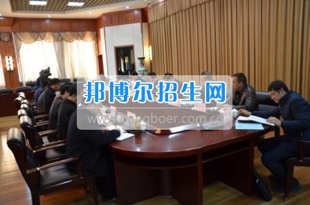 州委、州政府主要領(lǐng)導(dǎo)調(diào)研大理衛(wèi)校整體搬遷建設(shè)工作  2月10日下午，州委書記陳堅和州委副書記、州長楊健等領(lǐng)導(dǎo)蒞臨大理衛(wèi)校(大理護理職業(yè)學(xué)院)海東新校區(qū)，對學(xué)校整體搬遷項目建設(shè)情況進行實地調(diào)研，并在龍山國際會議中心主持召開推進大理衛(wèi)校(大理護理職業(yè)學(xué)院)整體搬遷建設(shè)專題會議。楊泓濤校長代表學(xué)校匯報了學(xué)校的工作情況，海開委、州衛(wèi)計委、州教育局、州財政局、州發(fā)改委、州委編辦、州人社局、州審計局等部門領(lǐng)導(dǎo)對大理衛(wèi)校(大理護理職業(yè)學(xué)院)整體搬遷建設(shè)情況進行了匯報說明。   會上,陳堅書記強調(diào),各主管部門要站在促進全州教育、衛(wèi)生事業(yè)發(fā)展的高度，加強協(xié)調(diào)聯(lián)動,幫助解決大理衛(wèi)校整體搬遷工作推進上的瓶頸問題,以高標準、嚴要求組織驗收和掃尾工作，保證施工安全、建筑安全及搬遷后的校園安全。楊健州長重申了實現(xiàn)整體搬遷的意義，并要求學(xué)校要在升格組建大理護理職業(yè)學(xué)院的同時，保留大理衛(wèi)校的牌子和教學(xué)優(yōu)勢，不斷提高辦學(xué)質(zhì)量，擴大辦學(xué)規(guī)模，為全州衛(wèi)生事業(yè)發(fā)展輸送更多優(yōu)質(zhì)人才。   此次調(diào)研和座談會充分體現(xiàn)了州委、州政府對于學(xué)校整體搬遷建設(shè)的高度重視，也為學(xué)校發(fā)展指明了方向。學(xué)校領(lǐng)導(dǎo)對州委、州政府長期以來對學(xué)校的關(guān)心和支持致以衷心的感謝，并表示將按照會議的相關(guān)要求，抓實各項搬遷準備工作，確保按時完成搬遷辦學(xué)。多措并舉做好資金籌措和師資隊伍建設(shè)，齊心協(xié)力將大理衛(wèi)校(大理護理職業(yè)學(xué)院)打造成為一所具有特色的一流高等護理職業(yè)院校。