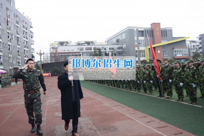 成都機電工程學(xué)校舉行2017級春季新生第一期軍訓(xùn)閉營儀式及表彰大會