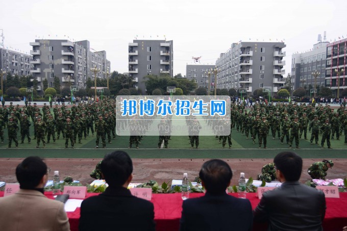 成都機電工程學(xué)校舉行2017級春季新生第一期軍訓(xùn)閉營儀式及表彰大會