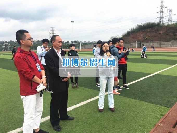 團市委領導督查瀘州市職業(yè)技術(shù)學校參加2017年五四青年節(jié)主題團日活動節(jié)目準備情況
