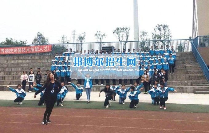 團市委領導督查瀘州市職業(yè)技術(shù)學校參加2017年五四青年節(jié)主題團日活動節(jié)目準備情況