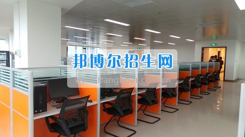 四川省瀘縣建筑職業(yè)中專學校校企合作訂單忙 客服專業(yè)需求旺