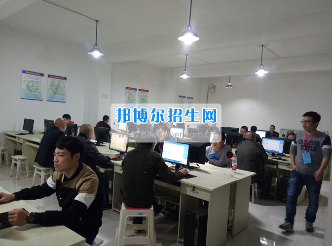內(nèi)江市鐵路機械學校首期“特種設備、特種作業(yè)人員安全技術(shù)培訓班”順利結(jié)業(yè)