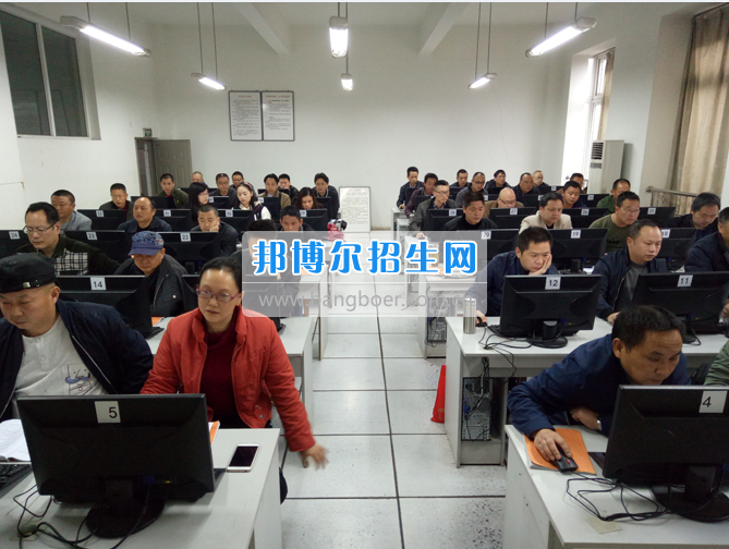 內(nèi)江市鐵路機械學校首期“特種設備、特種作業(yè)人員安全技術(shù)培訓班”順利結(jié)業(yè)