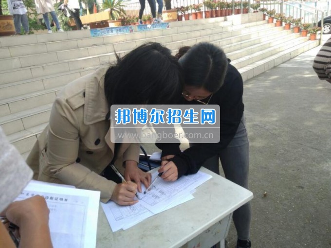 涪城區(qū)學(xué)生資助管理中心到綿陽航空職業(yè)學(xué)校進行2017年春季資助點名工作