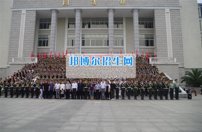 四川管理職業(yè)學(xué)院國旗隊參加四川省高校國旗護(hù)衛(wèi)隊會操交流活動  為慶祝中國人民解放軍建軍90周年，推進(jìn)西南地區(qū)高校國旗文化的發(fā)展，持續(xù)發(fā)揮升旗儀式的教育引導(dǎo)作用，深化愛國主義教育，5月20日，我院國旗隊?wèi)?yīng)邀參加了由四川大學(xué)錦城學(xué)院發(fā)起的會操交流活動。  全省28所高校的國旗護(hù)衛(wèi)隊，近千名國旗手齊聚一堂。在莊嚴(yán)的升旗儀式后，活動進(jìn)入會操展示環(huán)節(jié)。我院國旗隊邁著整齊劃一的步伐走過主席臺，展示出了優(yōu)秀的訓(xùn)練水平和昂揚的精神風(fēng)貌。當(dāng)天下午，在四川大學(xué)錦城學(xué)院大禮堂舉行了“以我火紅青春、譜寫國旗禮贊”大學(xué)生升旗手文藝匯演。我院代表隊以優(yōu)雅的舞姿展現(xiàn)了大學(xué)生青春的風(fēng)采。表達(dá)了對祖國與學(xué)院的炙熱情感和嚴(yán)于律己的學(xué)習(xí)態(tài)度。  此次會操交流活動，加強了省內(nèi)各高校國旗護(hù)衛(wèi)隊間的聯(lián)系，弘揚了愛國、愛旗、護(hù)旗的精神，獲得了寶貴的經(jīng)驗，明確了努力的方向。我院國旗隊的隊員們紛紛表示：要肩負(fù)起捍衛(wèi)國旗尊嚴(yán)、宣傳國旗文化的神圣使命!