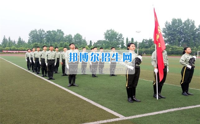 四川管理職業(yè)學(xué)院國旗隊參加四川省高校國旗護(hù)衛(wèi)隊會操交流活動  為慶祝中國人民解放軍建軍90周年，推進(jìn)西南地區(qū)高校國旗文化的發(fā)展，持續(xù)發(fā)揮升旗儀式的教育引導(dǎo)作用，深化愛國主義教育，5月20日，我院國旗隊?wèi)?yīng)邀參加了由四川大學(xué)錦城學(xué)院發(fā)起的會操交流活動。  全省28所高校的國旗護(hù)衛(wèi)隊，近千名國旗手齊聚一堂。在莊嚴(yán)的升旗儀式后，活動進(jìn)入會操展示環(huán)節(jié)。我院國旗隊邁著整齊劃一的步伐走過主席臺，展示出了優(yōu)秀的訓(xùn)練水平和昂揚的精神風(fēng)貌。當(dāng)天下午，在四川大學(xué)錦城學(xué)院大禮堂舉行了“以我火紅青春、譜寫國旗禮贊”大學(xué)生升旗手文藝匯演。我院代表隊以優(yōu)雅的舞姿展現(xiàn)了大學(xué)生青春的風(fēng)采。表達(dá)了對祖國與學(xué)院的炙熱情感和嚴(yán)于律己的學(xué)習(xí)態(tài)度。  此次會操交流活動，加強了省內(nèi)各高校國旗護(hù)衛(wèi)隊間的聯(lián)系，弘揚了愛國、愛旗、護(hù)旗的精神，獲得了寶貴的經(jīng)驗，明確了努力的方向。我院國旗隊的隊員們紛紛表示：要肩負(fù)起捍衛(wèi)國旗尊嚴(yán)、宣傳國旗文化的神圣使命!