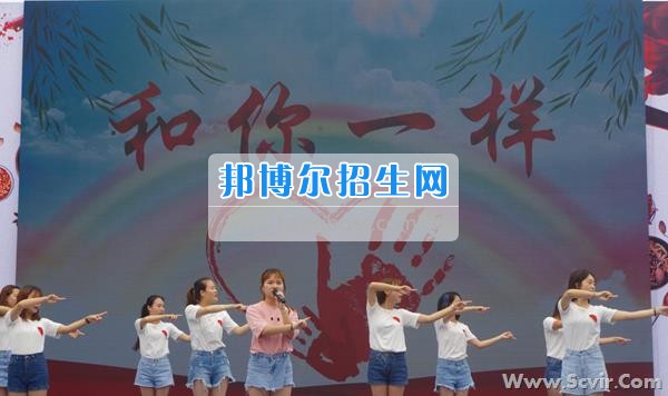 四川管理學(xué)院參加安德鎮(zhèn)社會(huì)救助專(zhuān)項(xiàng)基金成立儀式