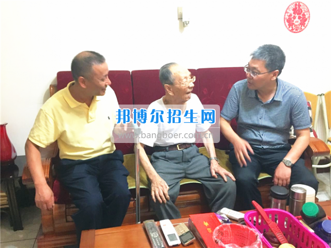 成都中醫(yī)藥大學領(lǐng)導走訪慰問老黨員、困難黨員和群眾代表