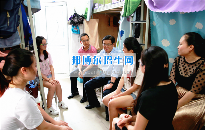 成都中醫(yī)藥大學領(lǐng)導走訪慰問老黨員、困難黨員和群眾代表