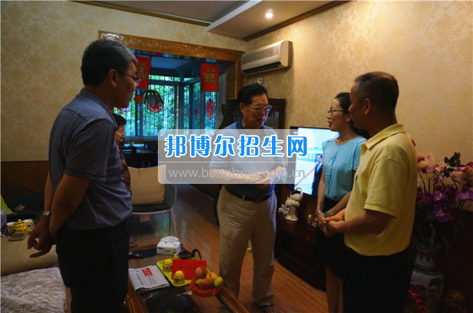 成都中醫(yī)藥大學領(lǐng)導走訪慰問老黨員、困難黨員和群眾代表