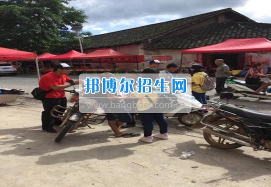 貴州大學科技學院暑期社會實踐服務團好花紅分隊深入九門村、金田村、好花紅村開展禁毒防艾宣傳
