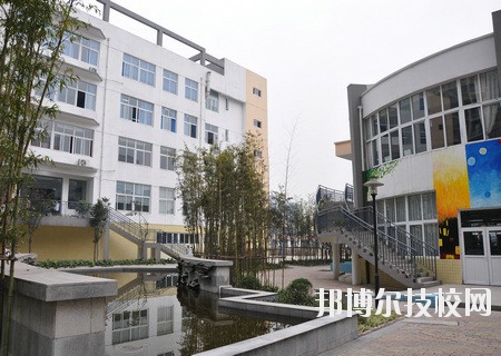 成都汽車職業(yè)技術(shù)學(xué)校2020年報名條件、招生要求、招生對象