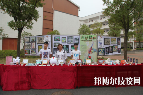 學(xué)校的選擇與報考是雙向的，不光學(xué)生會選擇一所優(yōu)秀的學(xué)校報考，學(xué)校也會選擇優(yōu)質(zhì)的學(xué)生進(jìn)行錄取，讓自己的辦學(xué)更上一層樓。因此在報考前，同學(xué)們很有必要去了解一下學(xué)校的招生要求以及報名條件。下面就和小編一起來看看井岡山應(yīng)用科技學(xué)校的招生要求吧。  井岡山應(yīng)用科技學(xué)校招生對象：應(yīng)屆初中畢業(yè)生。  井岡山應(yīng)用科技學(xué)校 1.中考準(zhǔn)考證:  2.戶口本前頁及學(xué)生個人戶口頁復(fù)印件:  3.初中畢業(yè)證復(fù)印件:  4.其它享受國家資助的證件。低保、殘疾等證件:  井岡山應(yīng)用科技學(xué)校簡介 江西省井岡山應(yīng)用科技學(xué)校前身為江西省吉安農(nóng)業(yè)學(xué)校，創(chuàng)辦于1951年10月，是一所全日制普通中等專業(yè)學(xué)校，隸屬于吉安市農(nóng)業(yè)局。2004年4月經(jīng)江西省人民政府批準(zhǔn)，更名為江西省井岡山應(yīng)用科技學(xué)校，2009年12月經(jīng)市教育局批準(zhǔn)，增掛吉安農(nóng)業(yè)學(xué)校校牌，實(shí)行兩塊牌子一套班子。學(xué)校位于吉安市旅游風(fēng)景區(qū)----青原山，校園占地面積180畝，建筑面積7萬余平方米，環(huán)境優(yōu)美，是一所花園式學(xué)?！，F(xiàn)有教職工245人，其中專兼職教師236人，現(xiàn)有在校學(xué)生4078人。  小編總結(jié) 不知道小伙伴們滿足以上要求了嗎?對于想要報考井岡山應(yīng)用科技學(xué)校的同學(xué)來說，滿足招生要求只是報考的第一步哦!要確定自己會不會被錄取，就還需要對學(xué)校的錄取分?jǐn)?shù)線做好了解，歡迎大家前往邦博爾技校網(wǎng)進(jìn)行分?jǐn)?shù)線的咨詢。