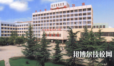 知道一所學(xué)校的名字，但是最基本的學(xué)校簡介是必須了解的，選學(xué)校不能初心，畢竟是關(guān)系到自己的將來。以下是小編整理的蘭州電力學(xué)校介紹。  蘭州電力學(xué)校層次：中專  蘭州電力學(xué)校性質(zhì)：公辦  蘭州電力學(xué)校地址：蘭州市安寧區(qū)萬新北路  蘭州電力學(xué)校介紹 蘭州電力學(xué)校坐落于蘭州安寧區(qū)，環(huán)境優(yōu)美，教學(xué)設(shè)施齊全。蘭州電力學(xué)校、甘肅電業(yè)職工中等專業(yè)學(xué)校、甘肅電力繼續(xù)教育中心三塊牌子，一套機構(gòu)，分署辦公，甘肅電力黨校掛靠在學(xué)校。  十幾年來，蘭州電力學(xué)校先后招收國家任務(wù)生、社會委培生、市場調(diào)節(jié)生等類學(xué)生，為社會和系統(tǒng)培養(yǎng)畢業(yè)生3104名，為甘肅電力系統(tǒng)和農(nóng)電系統(tǒng)培訓(xùn)學(xué)員近16000人。 經(jīng)過十幾年、尤其是90年代中后期的迅速發(fā)展，學(xué)校已經(jīng)成為甘肅省中專學(xué)校的佼佼者，建有一座中型實習(xí)工廠，有計算機多媒體教室、電子閱覽室等18個實驗室和校園計算機網(wǎng)絡(luò)。學(xué)校曾經(jīng)和現(xiàn)設(shè)置的專業(yè)有發(fā)電廠及電力系統(tǒng)、電廠熱能動力設(shè)備、電廠化學(xué)、建筑工程估價、用電管理、計算機應(yīng)用、財務(wù)會計、城鎮(zhèn)供用電、農(nóng)村供用電、制冷與空調(diào)安裝、電力營銷、電氣技術(shù)、電子電器、輸配電線路施工檢修與運行、水利水電工程技術(shù)、文化藝術(shù)等近二十個專業(yè)。學(xué)制有大中專二年半、在職中專三年、普通中專四年和