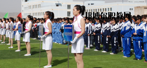 升學(xué)都是選拔性的考試，所以對同學(xué)們都有分?jǐn)?shù)要求是很正常的，而初中升學(xué)又分為高中和普通中職學(xué)校，而這兩個之間的錄取都是不一樣的，在分?jǐn)?shù)上面的要求區(qū)別比較大，那么，白銀工業(yè)學(xué)校招生錄取分?jǐn)?shù)線是多少呢?接下來就為同學(xué)們整理一下。  白銀工業(yè)學(xué)校錄取分?jǐn)?shù)線 白銀市普高錄取分?jǐn)?shù)線：460分  白銀工業(yè)學(xué)校拓展閱讀 學(xué)校擁有一支學(xué)歷層次高、專業(yè)水平強、敬業(yè)愛崗、專兼結(jié)合、充滿活力的高素質(zhì)教師隊伍，學(xué)?，F(xiàn)有專兼結(jié)合的教師近200人。其中，研究生學(xué)歷11人，本科學(xué)歷89人，學(xué)歷合格率達(dá)92%以上;有高級職稱25人，中級職稱76人;基礎(chǔ)課教師48人，專業(yè)課教師67人，實習(xí)指導(dǎo)教師33人，雙師型教師占16人。教師的學(xué)歷、職稱結(jié)構(gòu)合理，完全能滿足學(xué)校的教學(xué)、實習(xí)實訓(xùn)需要。  學(xué)校擁有十一個專業(yè)實訓(xùn)室。即電子電工實訓(xùn)室、建筑材料實訓(xùn)室、機電一體化實訓(xùn)室、電焊實訓(xùn)室、電器維修實訓(xùn)室、電鋼琴實驗實訓(xùn)室、金工實訓(xùn)室、模具數(shù)控實訓(xùn)室、CID制圖室、中高級電工考核室、銑工實訓(xùn)室。擁有四大實驗室，即化工實驗室、物理實驗室、財會模擬實驗室、語音實驗室。擁有六個微機室，多媒體教室、電教室等現(xiàn)代化教學(xué)設(shè)施。并建成校園網(wǎng)及遠(yuǎn)程教育網(wǎng)。學(xué)校將于5月份開工興建的實訓(xùn)樓建成后，將進一步改善實訓(xùn)條件。學(xué)校分南北兩個校區(qū)，占地面積500余畝，校舍建筑面積66000平方米。  上文，就是小編為同學(xué)們整理的關(guān)于白銀工業(yè)學(xué)校所在地的普高錄取分?jǐn)?shù)線，同學(xué)們可以通過這個分?jǐn)?shù)線來分析自己現(xiàn)在的一個成績，能夠上高中的話及盡量的上高中。