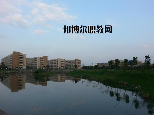 內(nèi)江鐵路機械學(xué)校2020年報名條件、招生要求、招生對象