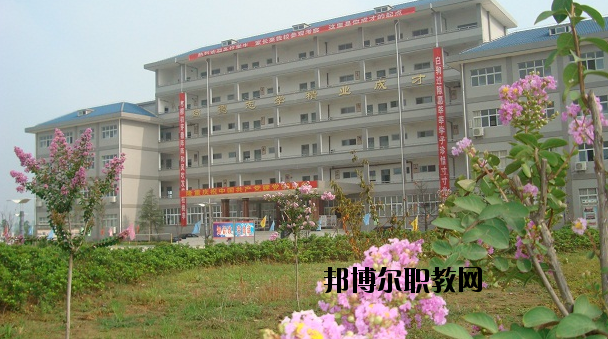 鄂州經(jīng)貿(mào)學(xué)校2020年報(bào)名條件、招生要求、招生對象