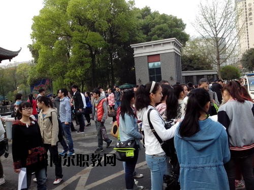 成都國演藝術(shù)學校2020年報名條件、招生要求、招生對象