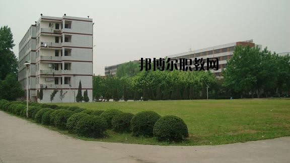 四川省工業(yè)貿(mào)易學(xué)校2020年報(bào)名條件、招生要求、招生對象