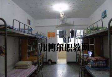 不同的同學(xué)對學(xué)校的宿舍期待是不一樣的。有的同學(xué)希望宿舍有空調(diào)，有的同學(xué)認為這并不重要。有的同學(xué)希望寢室有書桌等供自己學(xué)習(xí)的條件，而有的同學(xué)則認為寢室只是用來休息的。一千個人的眼中有一千個哈姆雷特，在對一件事情進行考評的時候，同學(xué)們可以結(jié)合自己的實際需要來看，而非人云亦云。  定南中等專業(yè)學(xué)校宿舍條件 學(xué)校宿舍算是比較不錯的了，生活設(shè)施齊全，可以滿足同學(xué)們的大部分需求，配有衛(wèi)生間、空調(diào)、熱水等設(shè)施，通風(fēng)、采光條件也較好。  定南中等專業(yè)學(xué)校辦學(xué)條件 定南中等專業(yè)學(xué)校地處贛粵門戶——定南，建辦于1958年，占地面積135畝，校舍建筑面積2.5萬平方米，辦學(xué)規(guī)?？扇菁{近2000人使用。學(xué)校師資力量雄厚，擁有高級職稱以上教師若干人。  定南中等專業(yè)學(xué)校概況 定南中專是我縣唯一一所培養(yǎng)技能型人才的中等專業(yè)學(xué)校，現(xiàn)開設(shè)了學(xué)前教育、電子技術(shù)應(yīng)用、模具制造技術(shù)、汽車運用與維修、“三校生”高考、旅游服務(wù)與管理等六大特色專業(yè)。學(xué)校各專業(yè)設(shè)備先進，現(xiàn)有現(xiàn)代化汽車二級維護、幼兒情境模擬、電子電拖、模具制造、程序控制等29間實訓(xùn)教室，擁有紙質(zhì)藏書近10萬冊，電子藏書超過20萬冊，所有教室裝備了錄播一體、信息化教學(xué)設(shè)備，實現(xiàn)了校園智慧化管理。  小編總結(jié) 看過學(xué)校的宿舍條件以后，不知道大家覺得定南中等專業(yè)學(xué)校的宿舍是否滿足了自己的預(yù)期呢?我們可以了解到，這所學(xué)校的宿舍算是比較不錯的了，生活設(shè)施齊全，可以滿足同學(xué)們的大部分需求，配有衛(wèi)生間、空調(diào)、熱水等設(shè)施，通風(fēng)、采光條件也較好。