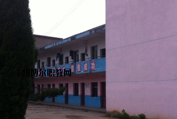 不同的同學(xué)對于學(xué)校宿舍的要求也是不一樣的。有的同學(xué)認(rèn)為學(xué)校宿舍休息的條件就可以了，而有的同學(xué)則希望學(xué)校宿舍還有可以學(xué)習(xí)的條件，這樣自己以后如果有沒有完成的學(xué)習(xí)任務(wù)還可以在宿舍繼續(xù)完成。當(dāng)學(xué)校的宿舍條件滿足同學(xué)們的預(yù)期的時(shí)候，這所學(xué)校被選擇的幾率也會(huì)大大提高。  上饒中等職業(yè)學(xué)校宿舍條件 學(xué)校宿舍寬敞明亮，配有衛(wèi)生間、空調(diào)、書桌、柜子、熱水等等設(shè)施，條件較好。  上饒中等職業(yè)學(xué)校辦學(xué)條件 1、學(xué)校坐落在上饒市近郊皂頭鎮(zhèn)，擁有自建的獨(dú)立校園，校區(qū)占地面積60余畝，建筑面積24100平方米，環(huán)境幽雅，交通便利，各類設(shè)施齊全，公寓式宿舍并配有空調(diào)，是莘莘學(xué)子理想的求學(xué)深造之地。  2、教學(xué)儀器設(shè)備總值380多萬，圖書2萬余冊，現(xiàn)代教育教學(xué)設(shè)施完備，建有計(jì)算機(jī)房、語音室、形體房、電子實(shí)訓(xùn)室、多媒體教室、大禮堂、電子閱覽室、琴房和教育實(shí)習(xí)基地等各類教學(xué)場所。  3、現(xiàn)有全日制教學(xué)班級15多個(gè)，在校學(xué)生600多人。  上饒中等職業(yè)學(xué)校獲得成就 學(xué)校辦學(xué)十五年來，先后培養(yǎng)了八千多名合格的畢業(yè)生，從我校走出的畢業(yè)生一大批都已成為企業(yè)的技術(shù)骨干和管理人員，學(xué)校先后被省教育廳授予“江西省示范中等職業(yè)學(xué)校”“江西省中等職業(yè)學(xué)校先進(jìn)單位”上饒市政府授予“全市先進(jìn)學(xué)校”上饒市教育局授予“上饒市重點(diǎn)職業(yè)學(xué)校”等榮譽(yù)稱號。  小編總結(jié) 我們可以看到學(xué)校的宿舍寬敞明亮，配有衛(wèi)生間、空調(diào)、書桌、柜子、熱水等等設(shè)施，條件較好，無論同學(xué)們是在寢室學(xué)習(xí)還是休息都是很方便的?？催^上饒中等職業(yè)學(xué)校的宿舍條件以后，小伙伴們覺得學(xué)校的宿舍怎么樣呢?
