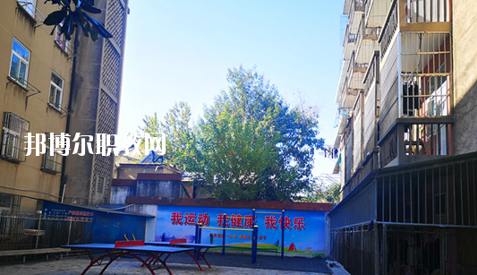 在對這所學(xué)校進行判斷以后，才會知道不同學(xué)校之間所公布的各方面情況都是不同的，而這些信息也是需要學(xué)生自己去進行判斷的，當(dāng)然了其中有關(guān)于學(xué)校的住宿環(huán)境也是需要被學(xué)生所了解的，畢竟這是每個學(xué)生在學(xué)校的住宿情況。  蕪湖職業(yè)技術(shù)學(xué)院附屬中等職業(yè)學(xué)校住宿條件 學(xué)生宿舍實行四人間公寓化、封閉式管理，并配有校園公共浴室、住宿條件不錯，給學(xué)生提供了一個舒適、安全的學(xué)習(xí)和生活環(huán)境。  蕪湖職業(yè)技術(shù)學(xué)院附屬中等職業(yè)學(xué)校辦學(xué)條件 學(xué)校坐落在美麗的鏡湖公園和九蓮塘公園中間，是市中心唯一的一所公辦職業(yè)學(xué)校，交通便利，環(huán)境優(yōu)美，生活方便。學(xué)校本著對教育教學(xué)質(zhì)量和學(xué)生負責(zé)的態(tài)度，劃定最低錄取線。住校生宿舍條件優(yōu)越，實行公寓化、封閉式管理。學(xué)校教學(xué)設(shè)備齊全，多媒體電教室、多功能活動廳、計算機組裝實驗室、數(shù)字化動漫實驗室、語言實驗室、實訓(xùn)賓館、與學(xué)院聯(lián)網(wǎng)的校園網(wǎng)及學(xué)院擁有的實驗實訓(xùn)室等，為學(xué)生提升動手能力、開拓視野創(chuàng)造了得天獨厚的條件。  蕪湖職業(yè)技術(shù)學(xué)院附屬中等職業(yè)學(xué)校師資力量 近幾年我校一批優(yōu)秀教師、教壇新星脫穎而出，多人次獲國家、省、市一等獎項。我?，F(xiàn)有正教授一名，省級特級教師一名(同類學(xué)校唯一)，高中級教師若干。學(xué)校聘請蕪湖職業(yè)技術(shù)學(xué)院專家教授組成教學(xué)督導(dǎo)組實施教學(xué)督導(dǎo)，對備課、上課等教學(xué)環(huán)節(jié)進行全程質(zhì)量評估，以督導(dǎo)促教學(xué)、以督導(dǎo)促創(chuàng)新、以督導(dǎo)促規(guī)范，使學(xué)生學(xué)有所成。我校教學(xué)計劃和課程設(shè)置是由學(xué)院、附校、用人單位、專業(yè)領(lǐng)域?qū)＜宜姆絽⑴c研發(fā)。已形成：頂層設(shè)計、分層教學(xué)、工學(xué)結(jié)合、系統(tǒng)培養(yǎng)的獨特教學(xué)模式。嚴(yán)把教學(xué)標(biāo)準(zhǔn)和畢業(yè)生質(zhì)量標(biāo)準(zhǔn)兩個關(guān)口。  以上所介紹的信息便是有關(guān)于蕪湖職業(yè)技術(shù)學(xué)院附屬中等職業(yè)學(xué)校的住宿情況，就可以知道其實這所學(xué)校對于學(xué)生的基本需求是可以滿足的，但是學(xué)生想要選擇其他方面的住宿情況話，就需要學(xué)生提前去對每所學(xué)校的住宿情況進行了解。