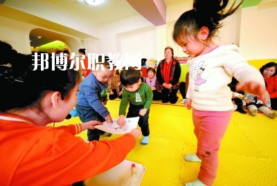 隨著二胎政策的放寬，我國新生兒的數(shù)量明顯增多，這也說明，在未來的很長一段時間里，幼師都是一個非常受歡迎的行業(yè)，而四川是座發(fā)展迅速，有深厚文化底蘊的城市，自然是受到很多同學喜愛，近日，就會問小編關于四川讀幼師學校好不好?那接下來，小編就給大家介紹一下四川幼師學校，如果你有更多疑問，歡迎點擊右側的咨詢欄與我們交流。  四川讀幼師的就業(yè)前景 就業(yè)容易，畢業(yè)學生不愁“嫁”盡管當前就業(yè)形勢嚴峻，各地大學生就業(yè)難度大，但許多城市的學前教育專業(yè)畢業(yè)生并未受影響，反而逆勢上漲，待遇也比往年有所提高。近年來，由于幼兒園發(fā)展的需要，很多單位幼兒教師奇缺，連男老師也變得搶手起來。學前、初教專業(yè)畢業(yè)生不愁“嫁”，甚至有很多幼教機構到學校預約、搶簽畢業(yè)生，幼教人才受歡迎程度可見一斑。  四川讀幼師的優(yōu)勢 幼教項目的穩(wěn)定性強，不受市場沖擊，打造終身產(chǎn)業(yè)?，F(xiàn)階段，無論是從國家教育改革發(fā)展的全局出發(fā)，還是從目前有關民辦學前教育的法律法規(guī)政策等方面來看，民辦學前教育發(fā)展?jié)摿Χ际志薮?。其次，成就子女未來。選擇了幼教工作，可以讓我們更懂得如何教育子女，對自己未來孩子接收良好的家庭教育有著十分重要的促進作用。女性投身幼教行業(yè)后，長期接受最先進的幼教理念和適合中國幼兒的各類課程，繼而在對自己子女的教育觀念和方法上也會更科學，為孩子今后的發(fā)展奠定更好的基礎。  德陽科貿(mào)職業(yè)學院幼師升學班學前教育專業(yè)介紹 本專業(yè)順應國家“幼有所育”學前教育決策和學前教育專業(yè)人才極度短缺的社會需求而設，是一個綜合性較強的專業(yè)，涵蓋0-6歲兒童的教育，作為人生起點教育的學前教育專業(yè)對人的一生的發(fā)展和教育起著重要的奠基作用。本專業(yè)緊密對接各級各類幼兒園和早期教育機構等實施合作辦學、合作育人，強化“四能”特長(彈唱、舞蹈、美術、游戲)、“五會”素養(yǎng)(保育、保健、教育、溝通、管理)，致力于培養(yǎng)新時代“有愛心、有耐心、有恒心、有責任心”的學前教育人才。  培養(yǎng)目標：本專業(yè)培養(yǎng)以立德樹人為己任，具有良好的職業(yè)道德、專業(yè)素養(yǎng)、協(xié)作精神、溝通能力和創(chuàng)新意識，擁有先進的幼兒教育理念，具有較扎實的學前教育的專業(yè)知識與專業(yè)技能，具備較強的幼兒保教能力，從事幼兒園教育教學、保育保健工作的高素質應用型人才。  核心課程：學前教育學、學前兒童心理學、幼兒游戲理論與實踐、幼兒行為觀察、幼兒園五大領域教育、學前衛(wèi)生學、聲樂、鋼琴、舞蹈、美術、幼兒歌曲彈唱、幼兒舞蹈創(chuàng)編、幼兒園班級管理、幼兒手工、家庭教育等。  職業(yè)前景：習近平總書記在“黨的十九大”上指出：“增進民生福祉是發(fā)展的根本目的。必須多謀民生之利、多解民生之憂，在發(fā)展中補齊民生短板、促進社會公平正義，在幼有所育、學有所教上不斷取得新進展。”  2019年教育部《2018年全國教育事業(yè)發(fā)展統(tǒng)計公報》顯示，2018年全國共有幼兒園26.67萬所，比上年增加1.17萬所，增長4.60%; 在園幼兒4656.42萬人，比上年增加56.28萬人;學前教育毛入園率達到81.7%，比上年提高2.1%，且0-6歲兒童超過1億，幼兒園專任教師258.14萬人。按照國家對學前教育師幼比(1:5)的規(guī)定，幼兒園專任教師的缺口高達673萬多。學前教育專業(yè)人才就業(yè)前景非常廣闊。  就業(yè)崗位：幼兒園教師、幼兒保育員、幼兒保健教師、早期教育教師。  獲取資格證書：幼兒園教師資格證、普通話水平證書(二甲及以上)  專業(yè)實訓室：幼兒保育實訓室、幼兒衛(wèi)生保健實訓室、仿真幼兒園、幼兒手工制作實訓室、幼兒美術實訓室、聲樂實訓室、形體舞蹈實訓室、鋼琴實訓室、游戲與感統(tǒng)實訓室、繪本實訓室、蒙臺梭利教育實訓室、奧爾夫音樂實訓室等。  專業(yè)實踐基地：廣漢市第三幼兒園、廣漢市雒城鎮(zhèn)第四幼兒園、廣漢市西外中心幼兒園、德陽市旌南幼兒園、德陽市黃河東路幼兒園、四川師范大學實驗幼兒園、四川師范大學附屬啟夏幼兒園、成都市武侯區(qū)福錦幼兒園、崇州市虹橋歡樂谷幼兒園、岳池知恩行幼兒園、西充縣青葵幼兒園等。  上面關于四川讀幼師學校好不好?小編介紹了，小編覺得不管是讀什么學校都是要從多方面來考慮的，要看行業(yè)的發(fā)展前景怎么樣，還要看這個專業(yè)到底適不適合自己，就好像幼師學校，一定要學好小孩子才可以去讀，因為這個專業(yè)將來出來不管做什么工作，都是要和小朋友待在一起的。如有更多問題，歡迎咨詢邦博爾網(wǎng)。