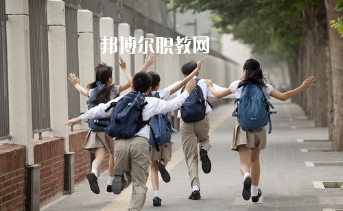 高職院校院校就是高等職業(yè)教育，是?？茖哟蔚膶W(xué)校，一般高職院校都是采取多種形式、多種機(jī)制、多種模式的原則辦學(xué)，實(shí)行學(xué)校推薦、自主擇業(yè)，對(duì)于想要報(bào)考幼師學(xué)校的同學(xué)來(lái)說(shuō)，近來(lái)，就有許多家長(zhǎng)在咨詢關(guān)于四川哪些高職院校有幼師學(xué)校?那小編就簡(jiǎn)單給大家介紹一下。如果你有更多疑問(wèn)，歡迎點(diǎn)擊右側(cè)的咨詢欄與我們交流。  古藺職業(yè)高級(jí)幼兒師范中學(xué)辦學(xué)規(guī)模 教學(xué)總值達(dá)一千多萬(wàn)元?，F(xiàn)有75個(gè)教學(xué)班，3800多名在校生，170多名教職工。2009年11有集團(tuán)下屬四川金沙江職業(yè)學(xué)院與學(xué)校聯(lián)合辦學(xué)，在校就讀的職高生可轉(zhuǎn)讀，套讀大專。  學(xué)校是古藺縣職業(yè)教育中心，古藺縣農(nóng)民工轉(zhuǎn)移培訓(xùn)中心，市文明單位，市德育工作先進(jìn)集體，市校風(fēng)示范學(xué)校，省校務(wù)公開先進(jìn)集體，省勞務(wù)開發(fā)培訓(xùn)基地，省重點(diǎn)中等職業(yè)學(xué)校，國(guó)家“星火計(jì)劃”科技培訓(xùn)學(xué)校。  古藺職業(yè)高級(jí)幼兒師范中學(xué)育人環(huán)境 學(xué)校實(shí)行開放式教學(xué)、封閉式管理。學(xué)校管理部門齊全，規(guī)章制度完善，辦學(xué)理念先進(jìn)，學(xué)習(xí)風(fēng)氣濃厚，課余活動(dòng)豐富。學(xué)校建設(shè)有校園網(wǎng)，學(xué)生可以隨時(shí)了解國(guó)內(nèi)外大事和查閱各種信息、資料。  古藺職業(yè)高級(jí)幼兒師范中學(xué)教學(xué)設(shè)施 學(xué)校建有三樓一底1200多平方米的綜合實(shí)訓(xùn)大樓。擁有多媒體教室、計(jì)算機(jī)實(shí)作室、多功能電子實(shí)作實(shí)驗(yàn)室、電子電器實(shí)訓(xùn)室、電子拖動(dòng)實(shí)訓(xùn)室、電工操作室、制冷操作室、理化生實(shí)驗(yàn)室、機(jī)械加工實(shí)訓(xùn)室、數(shù)控車床實(shí)作室、鉗焊工實(shí)作室、服裝制作室、繪畫室、階梯教室、練功房等。每間教室裝有廣播、閉路電視。擁有微機(jī)400臺(tái)、鋼琴30多臺(tái)、電動(dòng)縫紉機(jī)100多臺(tái)、實(shí)訓(xùn)電視機(jī)150臺(tái)、電冰箱60臺(tái)、機(jī)床多臺(tái)、彩電示教板、焊機(jī)、采煤工程相關(guān)設(shè)備等各類教學(xué)設(shè)備，總價(jià)值1000多萬(wàn)元。圖書室藏書4萬(wàn)冊(cè)，各類報(bào)刊180余種。同時(shí)，擁有各專業(yè)的校外生產(chǎn)實(shí)訓(xùn)基地。  古藺職業(yè)高級(jí)幼兒師范中學(xué)師資力量 學(xué)校有教職工170多人，本科學(xué)歷達(dá)90%以上。有高級(jí)教師39人，中學(xué)一級(jí)教師51人，“雙師型”教師30多人。他們不僅有扎實(shí)的理論功底，而且是技能訓(xùn)練的行家里手。教師有180多篇論文在國(guó)家、省、市級(jí)獲獎(jiǎng)。學(xué)校每年選送多名教師參加國(guó)家級(jí)技能培訓(xùn)，造就了一大批一專多能專業(yè)教師。  上面關(guān)于四川哪些高職院校有幼師學(xué)校，小編給大家介紹了。學(xué)校校園環(huán)境優(yōu)美，設(shè)施齊全，很適合讀書和生活，大家可以參考參考。小編想說(shuō)的是，幼師不僅僅是一份職業(yè)，更多的是肩負(fù)著愛(ài)與責(zé)任，所以大家在校期間一定得認(rèn)真學(xué)習(xí)，才能勝任這份職業(yè)。如有更多報(bào)考專業(yè)或者選擇學(xué)校的問(wèn)題，歡迎咨詢邦博爾網(wǎng)。