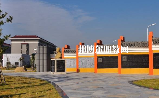 安徽黃梅戲藝術(shù)職業(yè)學(xué)院(中專(zhuān)部)2021年招生辦聯(lián)系電話(huà)