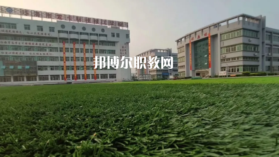 問(wèn)：珠海索卡科技技工學(xué)校怎么樣、好不好?  答:珠海市索卡科技技工學(xué)校是經(jīng)珠海市人力資源和社會(huì)保障局批準(zhǔn)成立，廣東索卡集團(tuán)有限公司創(chuàng)辦的以培養(yǎng)中級(jí)技術(shù)人才為主的全日制中等技工學(xué)校。學(xué)校位于粵港澳大灣區(qū)的珠海市后花園高欄港經(jīng)濟(jì)區(qū)平沙鎮(zhèn)，是2020年珠海市西部地區(qū)僅有的一所中等職業(yè)學(xué)校。學(xué)校被列為廣東省足球協(xié)會(huì)(珠海)培訓(xùn)實(shí)驗(yàn)基地、珠海市新型技能人才培訓(xùn)基地，珠海市國(guó)防與公共安全體驗(yàn)基地。  珠海索卡科技技工學(xué)校就業(yè) 學(xué)校堅(jiān)持校企合作的辦學(xué)思路，采取訂單式的人才培養(yǎng)模式，與省市足協(xié)和部分省內(nèi)外高等院校、眾多優(yōu)質(zhì)企業(yè)建立了校企合作關(guān)系，學(xué)生就業(yè)率保持在100%。索卡集團(tuán)以“體育+旅游”產(chǎn)業(yè)開(kāi)發(fā)為核心，多元化經(jīng)營(yíng)，業(yè)務(wù)覆蓋體育、游艇、教育、酒店、醫(yī)療、康復(fù)康養(yǎng)、產(chǎn)業(yè)科研、商業(yè)運(yùn)營(yíng)、資本投資等領(lǐng)域，2019年正在珠海市平沙鎮(zhèn)投資建設(shè)“索卡國(guó)際足球小鎮(zhèn)”項(xiàng)目，計(jì)劃總投資60億元人民幣。  珠海索卡科技技工學(xué)校 學(xué)校規(guī)劃占地面積205畝，現(xiàn)有建筑面積約3萬(wàn)平方米，環(huán)境優(yōu)美，交通便利，教學(xué)生活設(shè)施齊全，是一所獨(dú)具特色的技工學(xué)校。學(xué)校建有標(biāo)準(zhǔn)足球場(chǎng)、籃球場(chǎng)、排球場(chǎng)、羽毛球場(chǎng)、乒乓球場(chǎng)等活動(dòng)場(chǎng)所。有教學(xué)樓、實(shí)訓(xùn)樓、學(xué)生公寓樓、學(xué)術(shù)報(bào)告廳、學(xué)生社團(tuán)活動(dòng)中心等教育教學(xué)生活場(chǎng)所。  珠海索卡科技技工學(xué)校管理 學(xué)校管理科學(xué)規(guī)范，采取全封閉軍事化管理模式。學(xué)校有一支既能從事理論教學(xué)，又能指導(dǎo)實(shí)訓(xùn)的“雙師型”隊(duì)伍。學(xué)校堅(jiān)持“以就業(yè)為導(dǎo)向、以服務(wù)為宗旨、以質(zhì)量求生存、以管理樹(shù)形象、以特色謀發(fā)展，達(dá)到學(xué)生、家長(zhǎng)、用人單位滿意”的辦學(xué)理念，根據(jù)市場(chǎng)需求，對(duì)接企業(yè)建專業(yè)，對(duì)接崗位設(shè)課程，根據(jù)興趣選專業(yè)，與就業(yè)市場(chǎng)緊密對(duì)接。  我們的起點(diǎn)可能很低，但我們要有扭轉(zhuǎn)局面的能力，努力把自己的成績(jī)提升上去，很多的學(xué)校都是看重統(tǒng)招的分?jǐn)?shù)線的，只有把自己的學(xué)習(xí)提升上了了，你在考試中才能夠游刃有余，一次考試定乾坤，最后選擇有優(yōu)勢(shì)的學(xué)校。