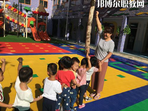 隨著我國人口基數(shù)的大幅上漲，我國幼兒園的數(shù)量呈現(xiàn)逐年遞增的趨勢，但符合現(xiàn)在教育標(biāo)準(zhǔn)的專業(yè)性幼兒教師卻少之又少，所以說幼兒教師行業(yè)是現(xiàn)目前非常有發(fā)展前途的行業(yè)之一。近日就有不少同學(xué)咨詢小編關(guān)于成都女生讀幼師學(xué)校學(xué)什么專業(yè)好?女生若是想學(xué)幼師類專業(yè)，可以選擇的專業(yè)方向是很多的，在這里就給大家介紹一下。  學(xué)前教育專業(yè)就業(yè)前景 在早期教育方面，0-3歲是人的一生中發(fā)展最重要的時期。一個人的學(xué)習(xí)能力的50%是在生命的頭4年中發(fā)展起來的，初生嬰兒的腦發(fā)育比15歲孩子快1000倍。很多思想和智力是在3歲前打下基礎(chǔ)的。0-3歲是嬰幼兒成長的關(guān)鍵期：最初的身體素質(zhì)、智力發(fā)展、個性品質(zhì)的形成于發(fā)展都是從這里開始的。越來越多的家長開始接受并重視早期教育，早期教育在我國經(jīng)過10余年的發(fā)展已經(jīng)形成相當(dāng)?shù)囊?guī)模，不僅是大城市，就算是三、四線城市也隨處可見大大小小的“親子園”“親子中心”“早教中心”等早教機構(gòu)，但專業(yè)的早期教育師資嚴(yán)重不足。  學(xué)前教育專業(yè)就業(yè)崗位 1、教師或兒童顧問;  2、兒童發(fā)展評估和指導(dǎo)人員、兒童教育和衛(wèi)生發(fā)展政策制定者、兒童教育咨詢專家——在有關(guān)政府機關(guān)、各大醫(yī)院的兒科門診工作;  3、兒童專欄節(jié)目采編人員——在報社、雜志社、電臺電視臺等媒體工作;  4、各類兒童用品開發(fā)的專業(yè)顧問或市場調(diào)查和分析專業(yè)人士等。  幼師專業(yè)介紹 培養(yǎng)目標(biāo)：本專業(yè)培養(yǎng)熱愛幼兒教育事業(yè)，能適應(yīng)幼兒教育改革與發(fā)展的需要，關(guān)愛幼兒，有良好的師德、寬厚的科學(xué)文化知識和扎實的學(xué)前教育專業(yè)理論，具有過硬的專業(yè)技能、教育能力及教育研究的意識和能力，綜合素質(zhì)高，能在托幼機構(gòu)從事0-6歲保教、管理工作的幼兒教師。  核心課程：舞蹈，視唱，琴法，樂理，聲樂，美術(shù)，鍵盤和聲與伴奏，幼兒歌曲伴奏，玩教具制作，教師口語，教師禮儀，幼兒游戲與主持，幼兒教育學(xué)，兒童文學(xué)，幼兒衛(wèi)生與保健，幼兒心里學(xué)，幼師英語，珠心算等。  女生讀學(xué)前教育怎么樣 學(xué)前教育前景不錯，對女孩來說尤其是不錯的選擇。特別是有品牌的幼兒園，十分吃香。  隨著我國幼教事業(yè)的迅速發(fā)展，對于幼兒教師和管理人員的需求驟增，幼師專業(yè)的畢業(yè)生供不應(yīng)求。盡管今年來全國各地一些院校增建了學(xué)前教育專業(yè)來培養(yǎng)幼兒教師，仍然不能滿足整個社會的需求。  國家中長期教育改革和發(fā)展規(guī)劃綱要(2010-2020年)中指出，到2020年，普及學(xué)前一年教育，基本普及學(xué)前兩年教育，重視0至3歲嬰幼兒教育。大力發(fā)展公辦幼兒園，積極扶持民辦幼兒園。嚴(yán)格執(zhí)行幼兒教師資格標(biāo)準(zhǔn)，依法落實幼兒教師地位和待遇。  上面關(guān)于成都女生讀幼師學(xué)校學(xué)什么專業(yè)好，小編給大家介紹了。幼教專業(yè)現(xiàn)在已經(jīng)成為了當(dāng)代女生選擇的熱門的教育行業(yè)之一。因為幼師是孩子成長關(guān)鍵的存在，越來越多的孩子需要受到教育，幼兒教師在今后的道路是很寬廣的。對于女生來說，幼師專業(yè)還是不錯的，因為將來從事工作上會有許多優(yōu)勢，比較好就業(yè)。